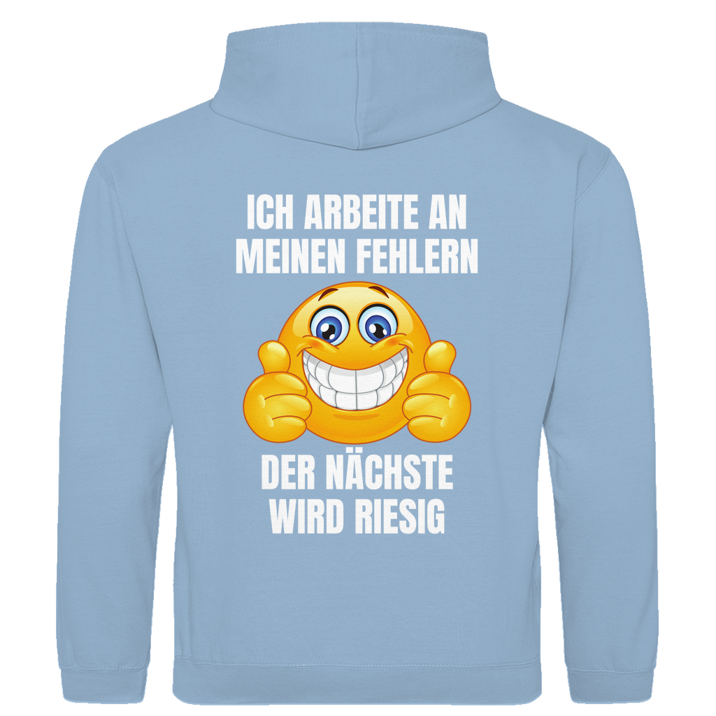 Ich arbeite an meinen Fehlern – der nächste wird riesig – lustiger Hoodie (Backprint)