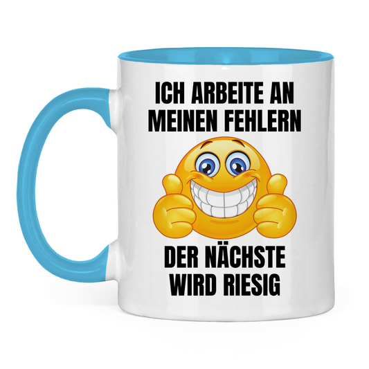 Ich arbeite an meinen Fehlern – der nächste wird riesig – lustige Tasse