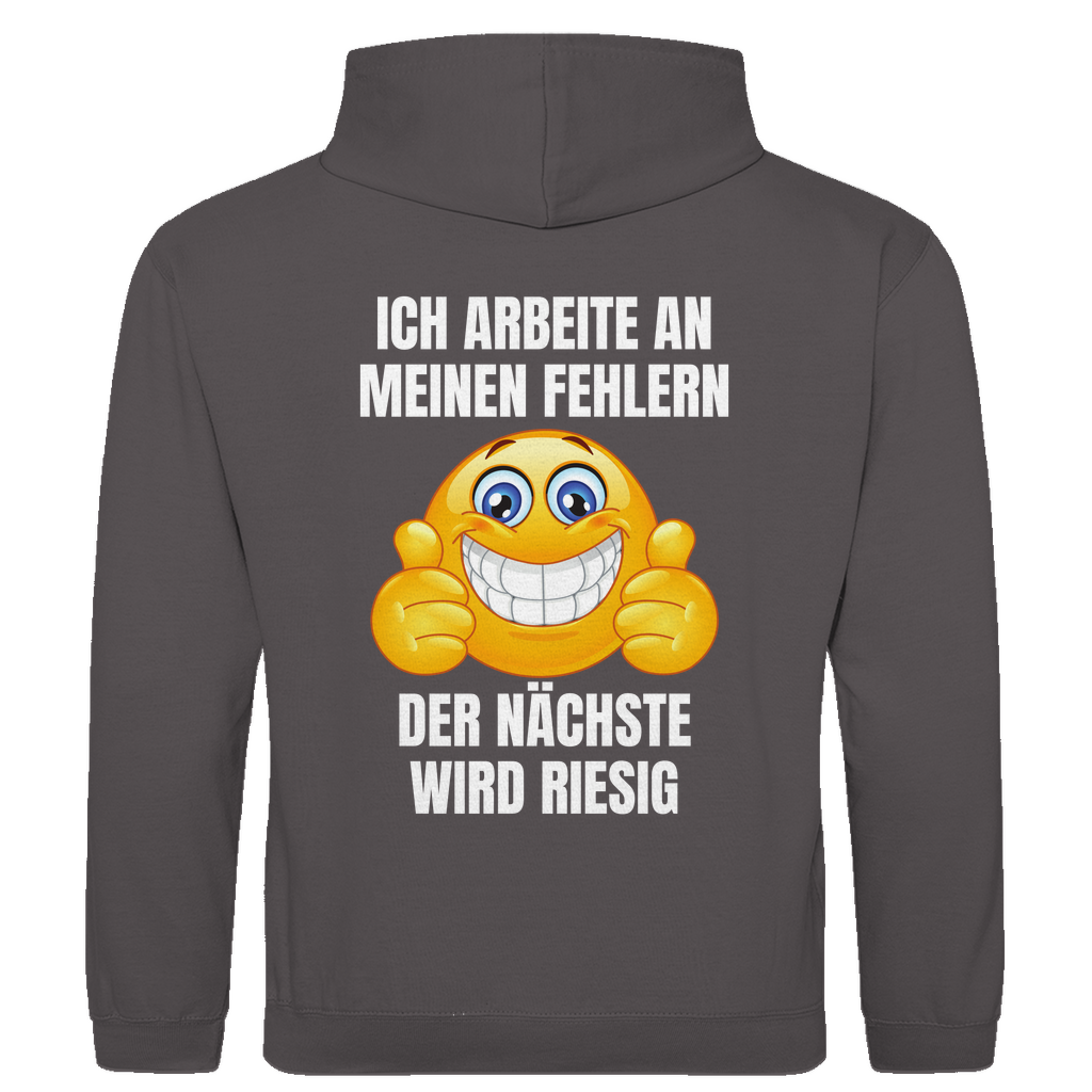Ich arbeite an meinen Fehlern – der nächste wird riesig – lustiger Hoodie (Backprint)