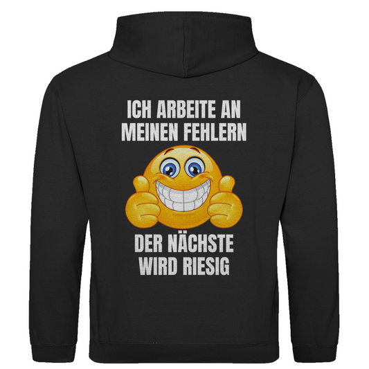 Ich arbeite an meinen Fehlern – der nächste wird riesig – lustiger Hoodie (Backprint)