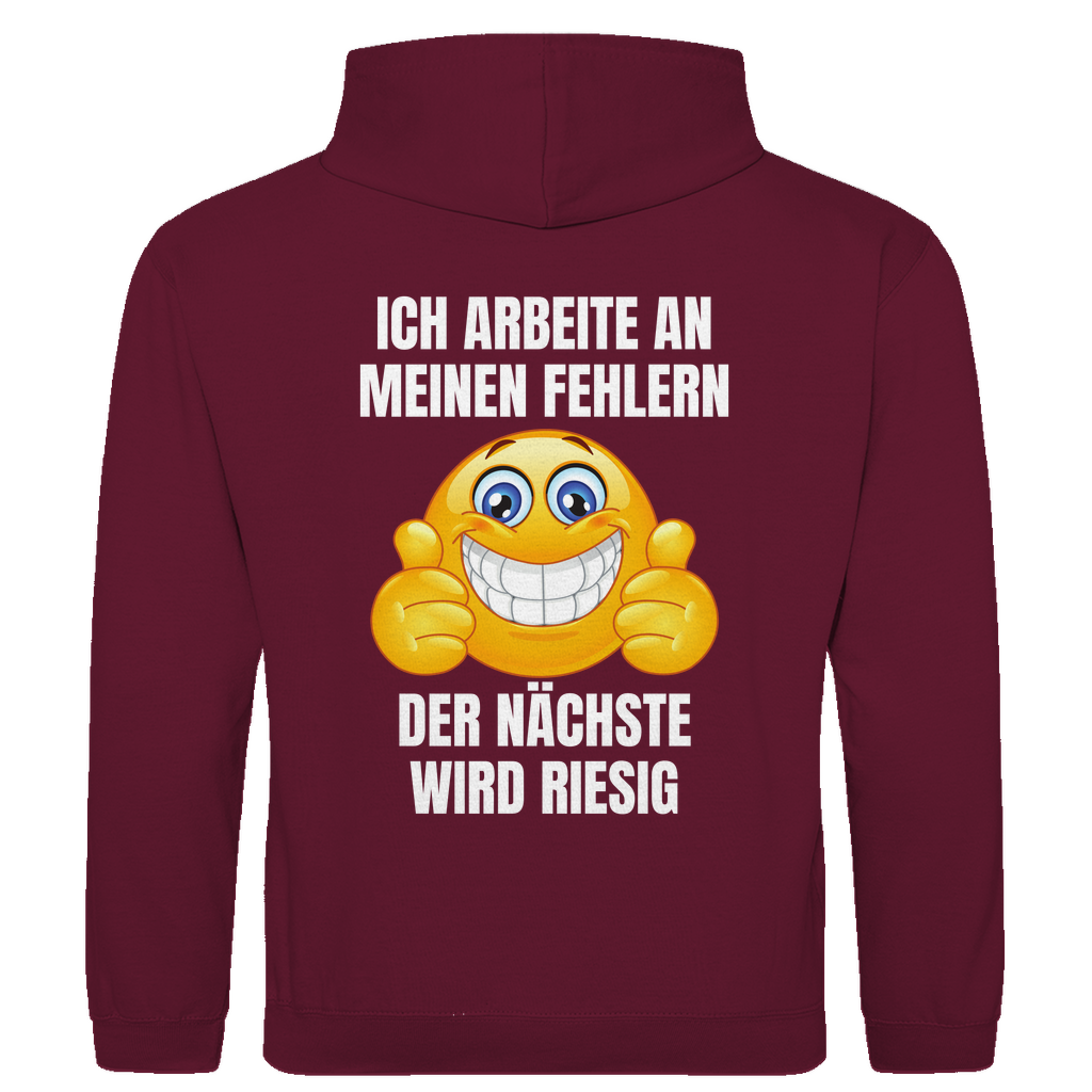 Ich arbeite an meinen Fehlern – der nächste wird riesig – lustiger Hoodie (Backprint)