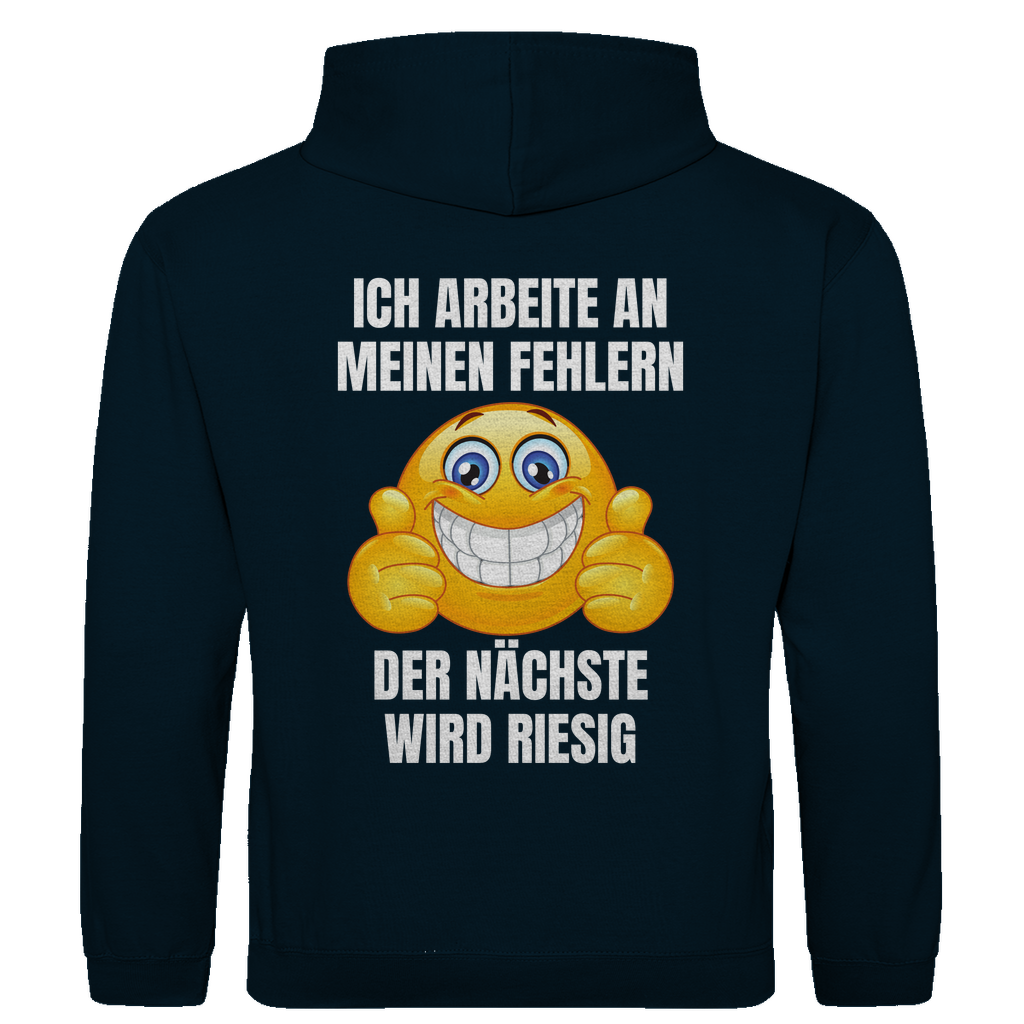 Ich arbeite an meinen Fehlern – der nächste wird riesig – lustiger Hoodie (Backprint)
