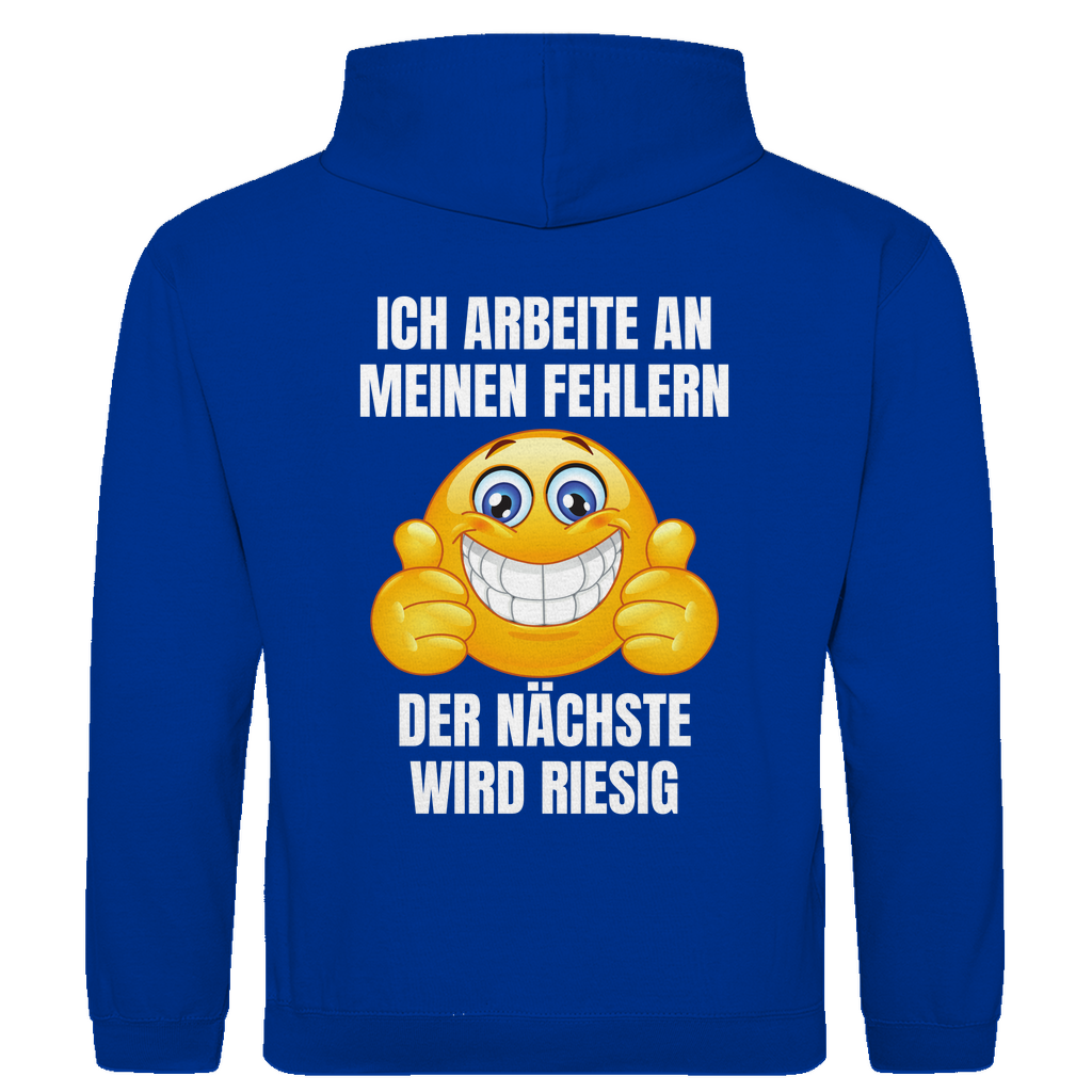 Ich arbeite an meinen Fehlern – der nächste wird riesig – lustiger Hoodie (Backprint)